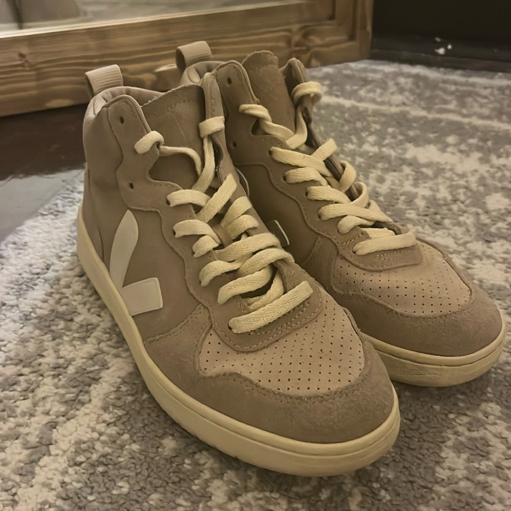 Veja V-15 Women’s 8 - Picture 2 of 5